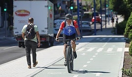 Un ciclista pedalea por el nuevo carril bici de Isabel la Católica.