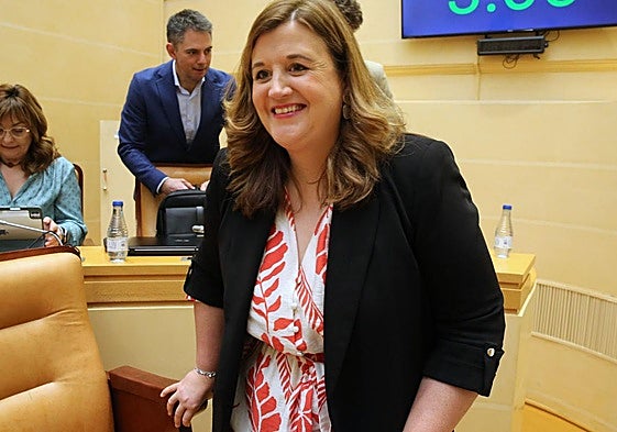 La portavoz del grupo municipal del PSOE en el Ayuntamiento de Segovia, Clara Martín, accede a su escaño en un pleno.