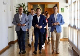 El presidente de la Diputación, Conrado Íscar (centro), este miércoles acompañado por su equipo para hacer balance de los dos primeros años de mandato.