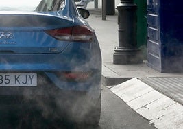 Imagen de archivo de un vehículo privado circulando por Valladolid.