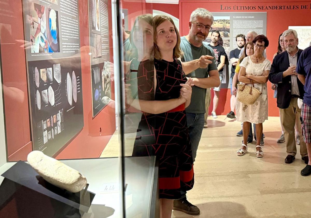 Inauguración de la exposición de la huella digital identificada más antigua del mundo en el Museo de Segovia.