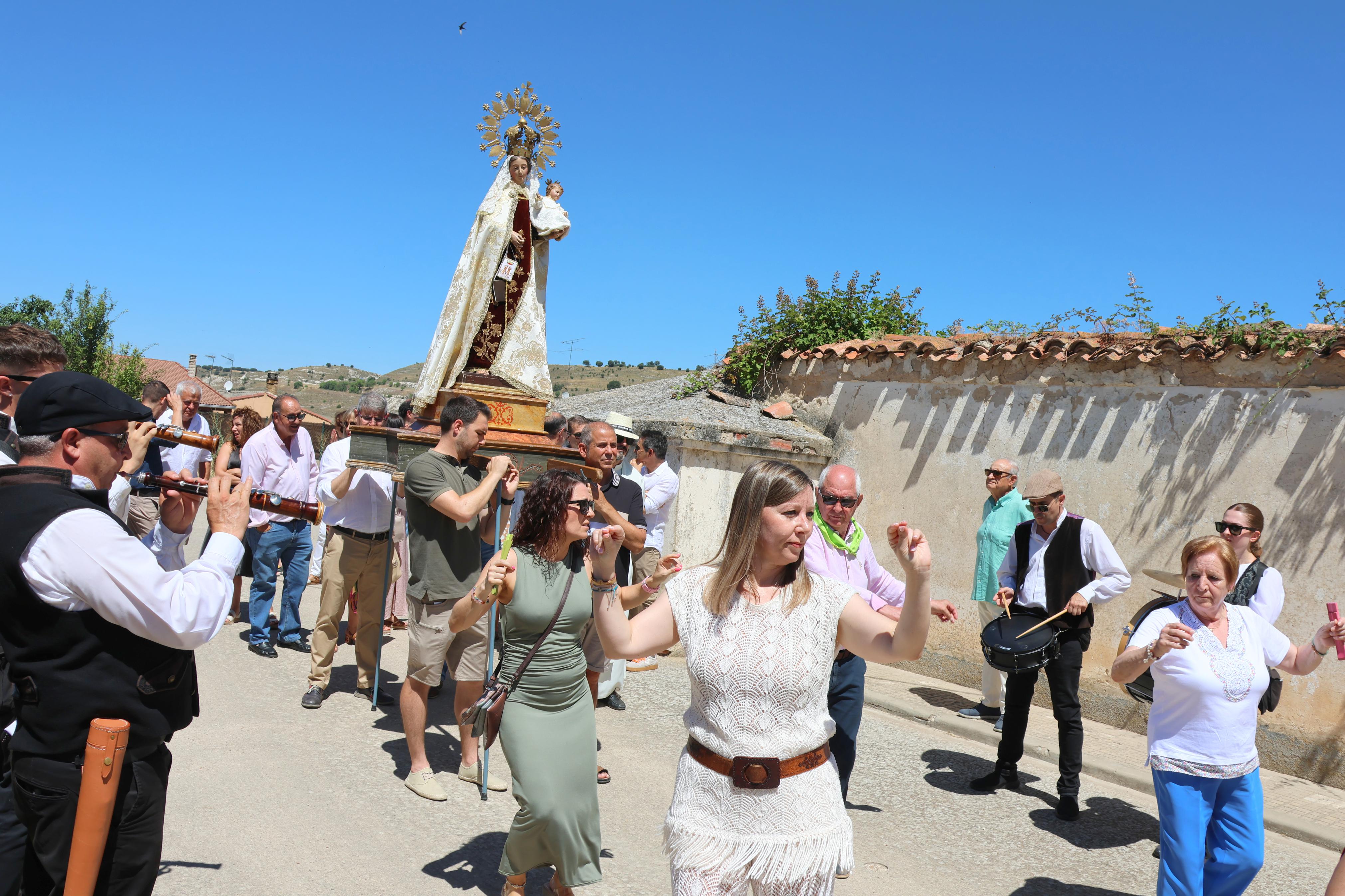 Cevico Navero se rinde a la Virgen del Carmen