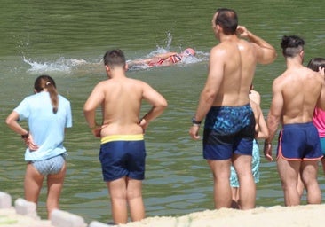 Usuarios de Las Moreras desafían la prohibición y combaten el calor en las aguas del Pisuerga