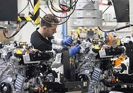 Un trabajador de Horse ajusta un motor en la fábrica de Valladolid en una imagen de archivo.