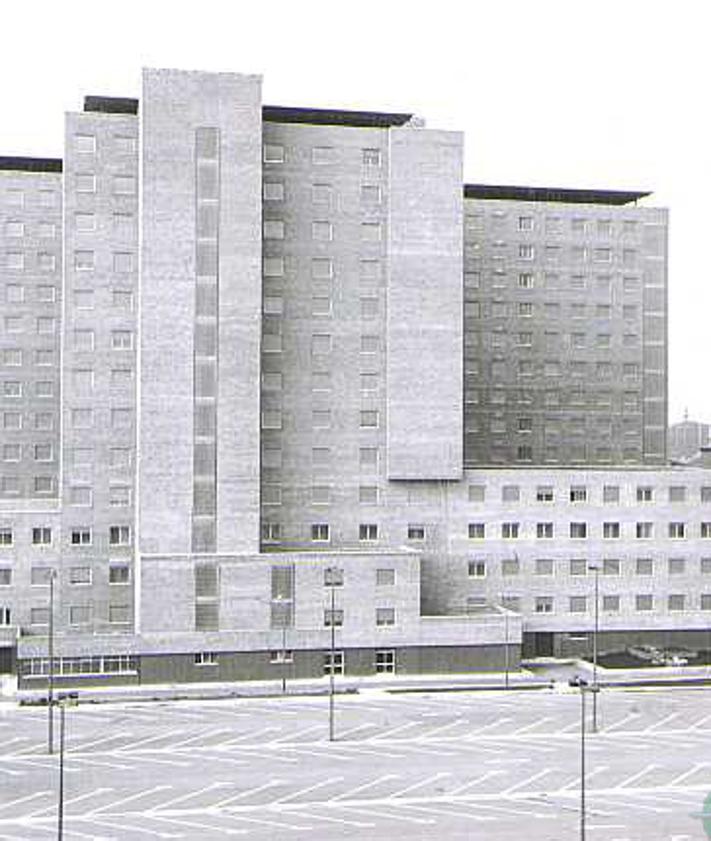 Imagen secundaria 2 - 1) Construcción del Hospital Clínico en 1971. 2) Concentración de estudiantes de Medicina en 1976 en el Clínico 3) El Hospital Clínico, ya construído al completo, en el año 1977, aunque su inauguración fue un año después.
