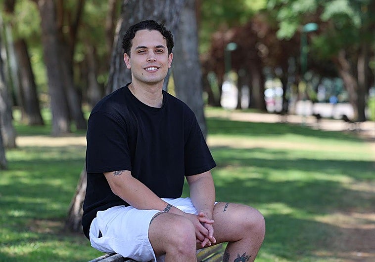 Javier Fernández, profesor y creador de contenido en redes sociales en el Parque de la Olma de Villa de Prado.