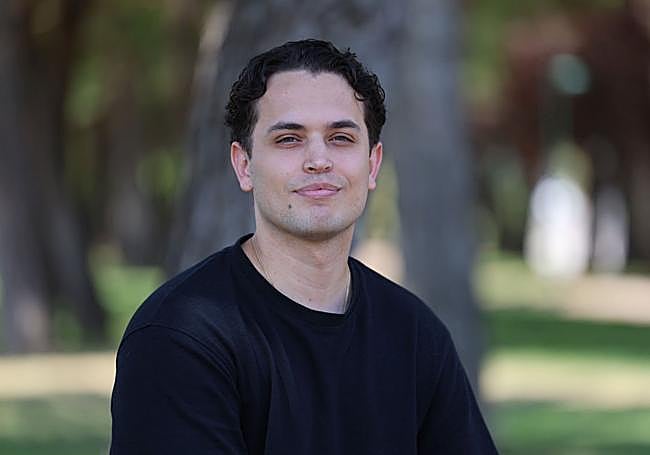 Javier Fernández, profesor y creador de contenido en redes sociales en el Parque de la Olma de Villa de Prado.