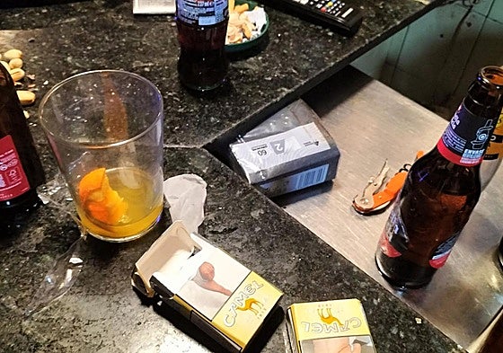 Cajetillas de tabaco y restos de bebidas que se encontraron los agentes a su llegada al bar.