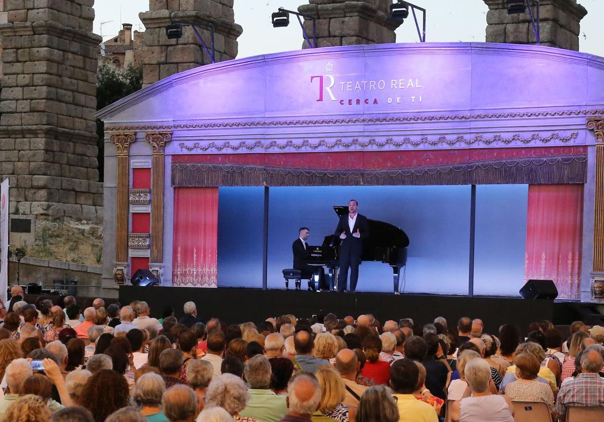 Espectáculo de ópera en la plaza del Azoguejo por el Museg.