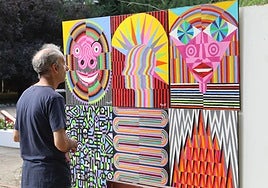 Un hombre contempla una obra de la muestra Expo Aire, el año pasado en la Huerta de Guadián.