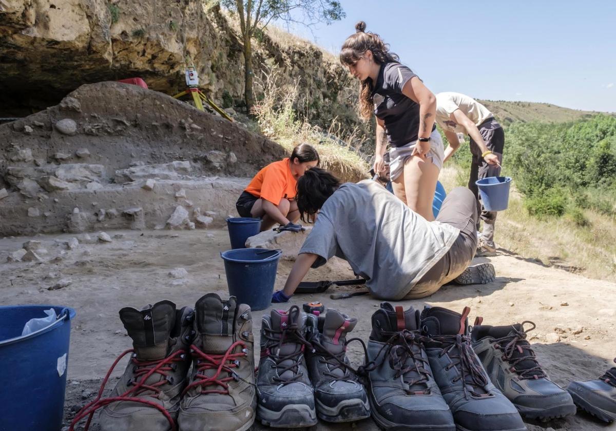 Participantes en una anterior campaña de excavaciones en el yacimiento del Abrigo de San Lázaro, en Segovia.