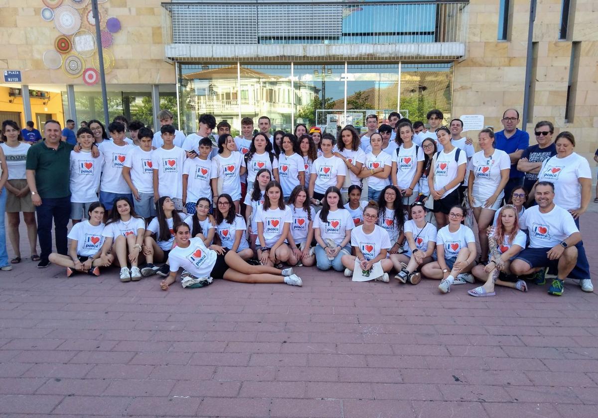 Participantes en el intercambio, junto a las autoridades locales.