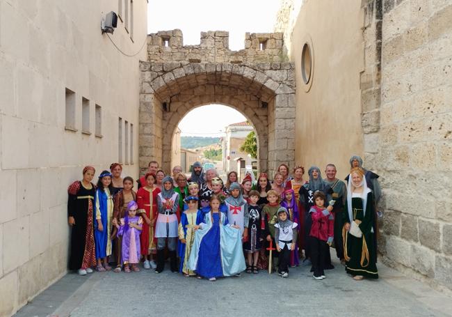 Participantes en la Feria Medieval de Valbuena en la pasada edición, junto al arco medieval de la villa