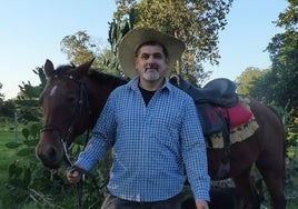Roberto San José junto a sus animales en su granja propia.