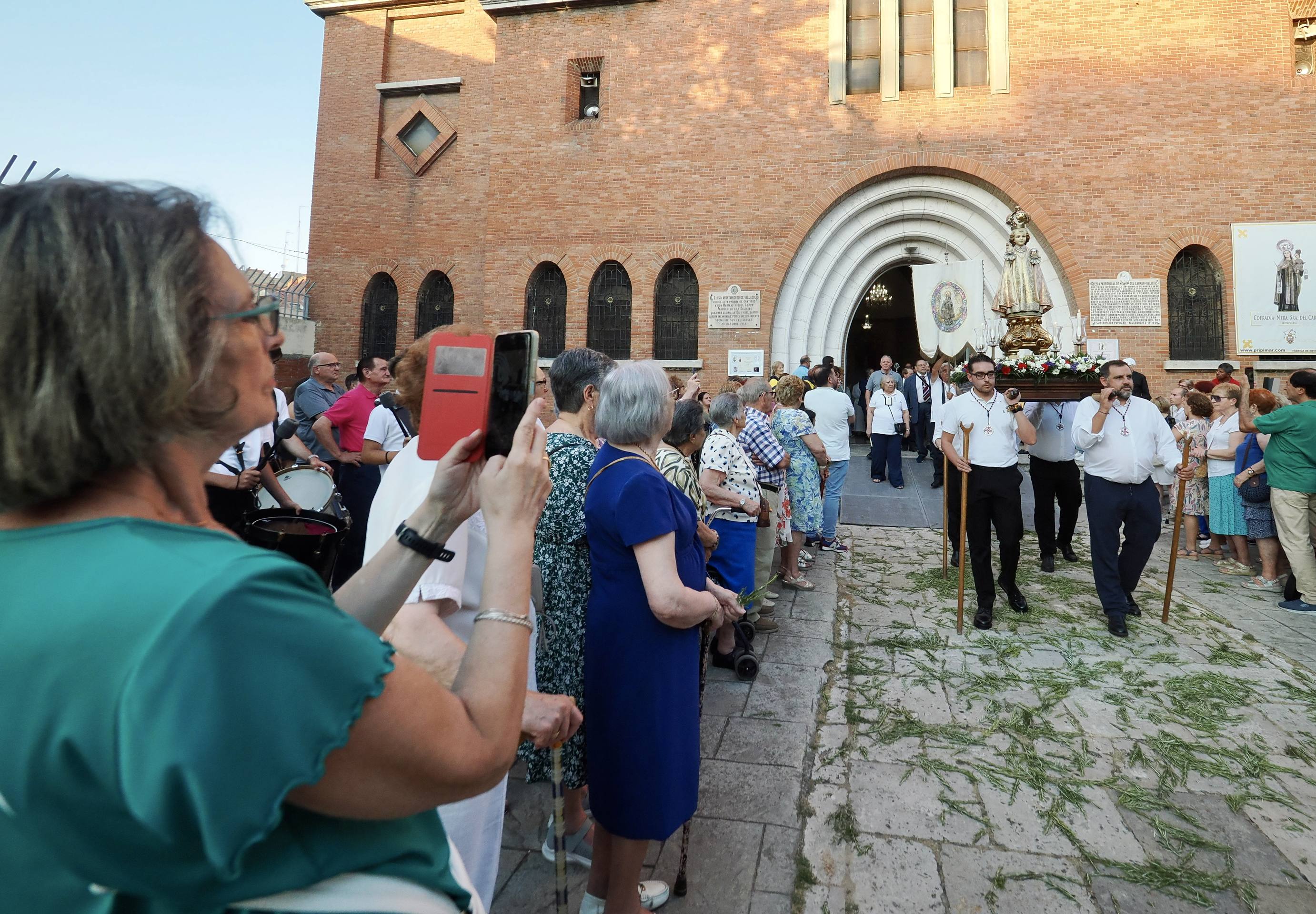 La Virgen del Carmen procesiona por las calles de Valladolid