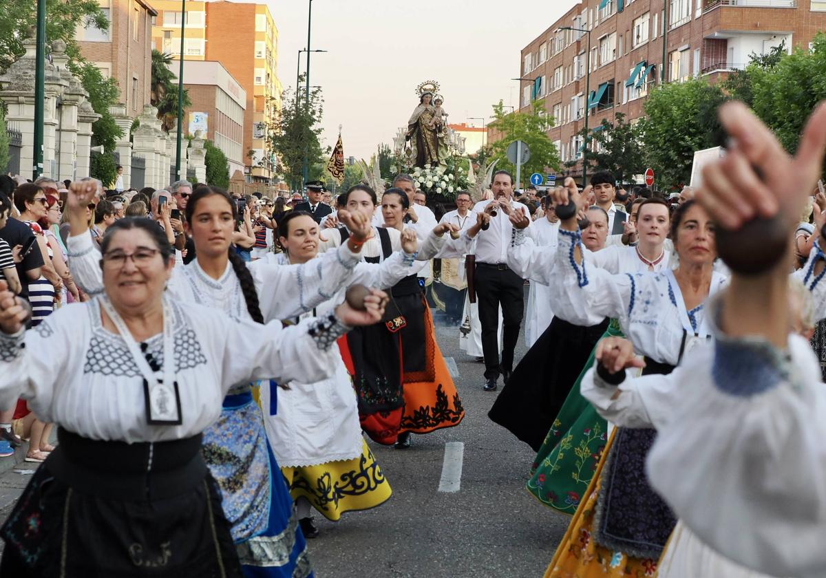 La Virgen del Carmen procesiona por las calles de Valladolid