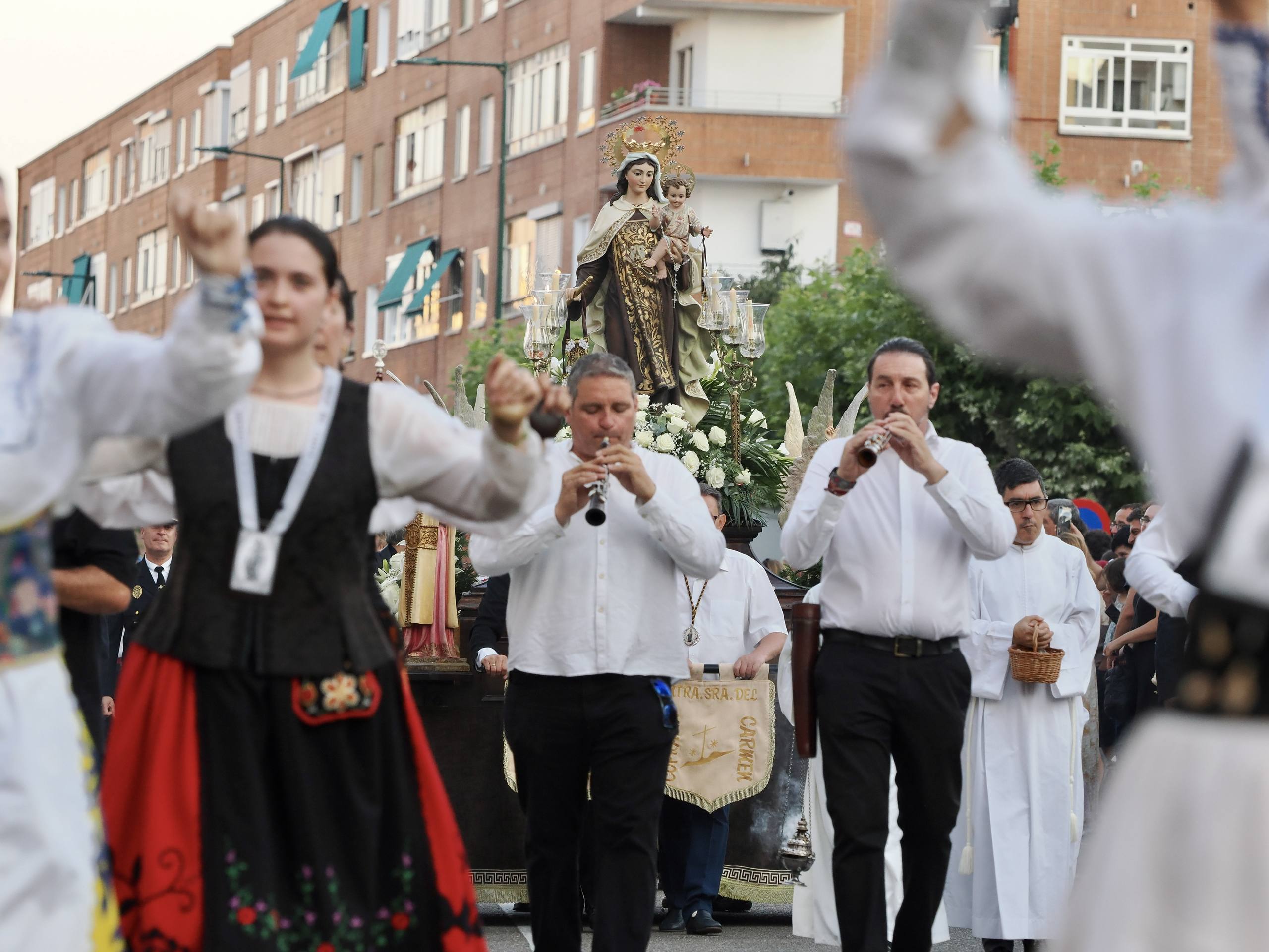 La Virgen del Carmen procesiona por las calles de Valladolid