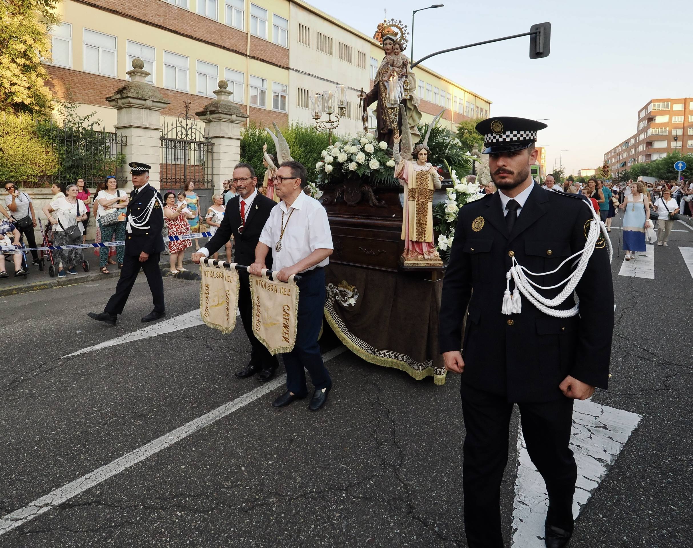 La Virgen del Carmen procesiona por las calles de Valladolid