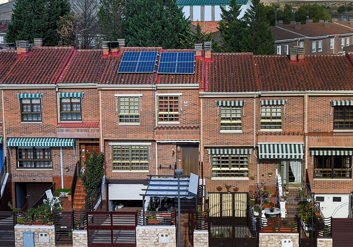 Placas solares instaladas en una vivienda en una image de archivo.