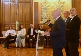 Jesús Julio Carnero presenta el primer informe de Eficia junto a los responsables de la empresa, el pasado 1 de octubre.