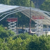 Montaje de la carpa para las casetas regionales en el nuevo recinto entre el estadio y el centro cultural Miguel Delibes.