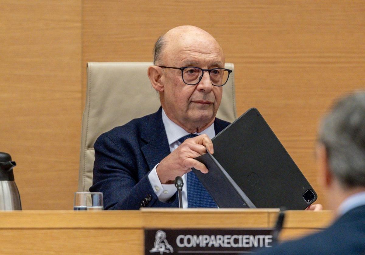 El exministro de Hacienda Cristóbal Montoro, en la comisión de investigación sobre la 'operación Cataluña'.