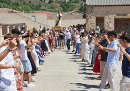 Vecinos y visitantes bailan a la Virgen en Cevico Navero.