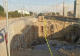 Trabajos en el Camino Viejo y línea que, según los denunciantes, señala la ocupación de suelo público.