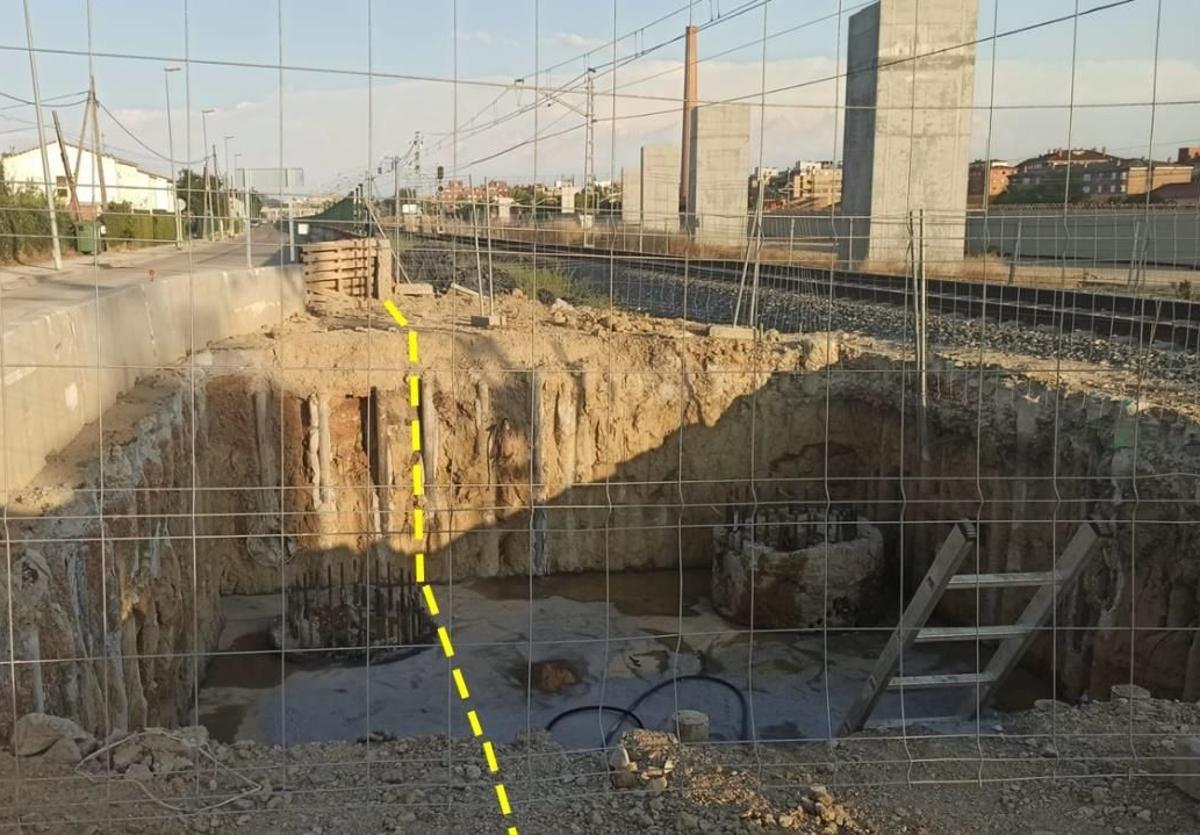 Trabajos en el Camino Viejo y línea que, según los denunciantes, señala la ocupación de suelo público.