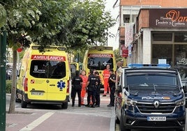 Las dos ambulancias que envió Sacyl a la plaza del Carmen, junto a los sanitarios y agentes desplazados.