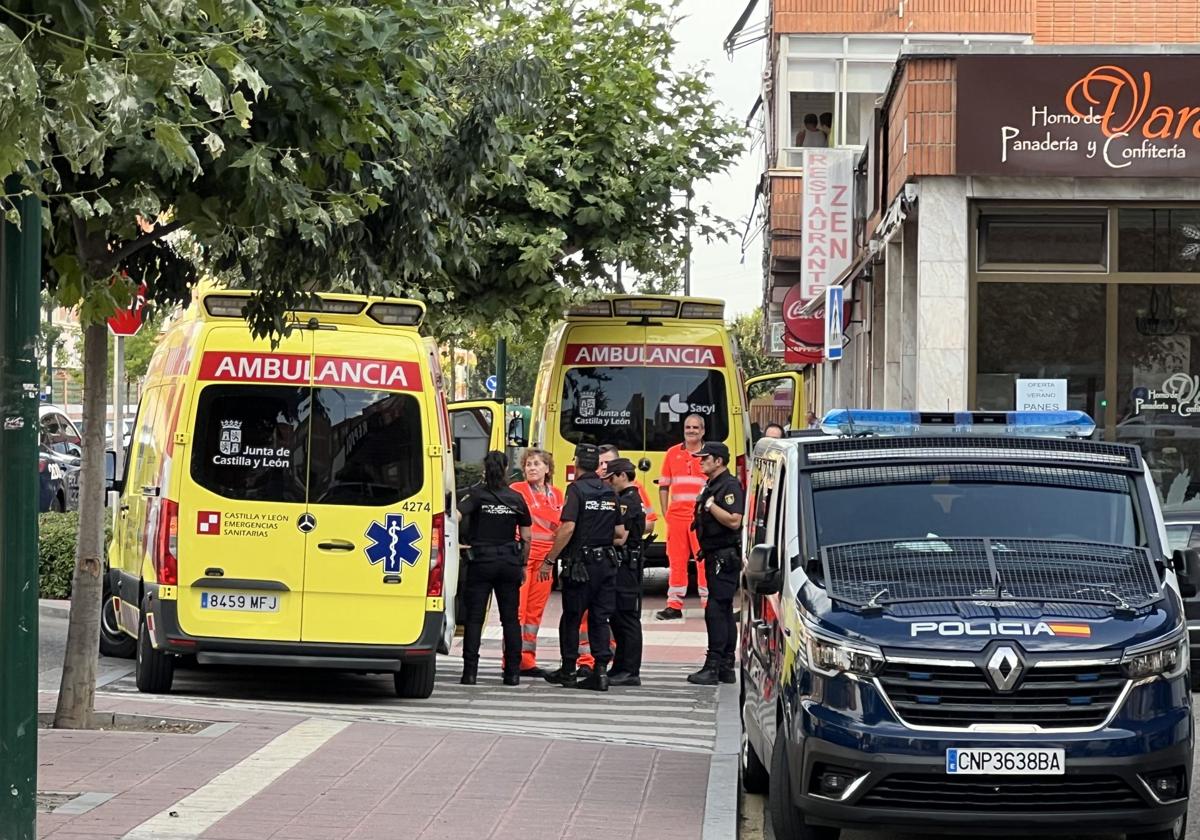Las dos ambulancias que envió Sacyl a la plaza del Carmen, junto a los sanitarios y agentes desplazados.