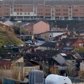Parte del casco urbano de la localidad segoviana de Bernuy de Porreros, con construcciones más recientes al fondo y edficios más antiguos en la zona baja.