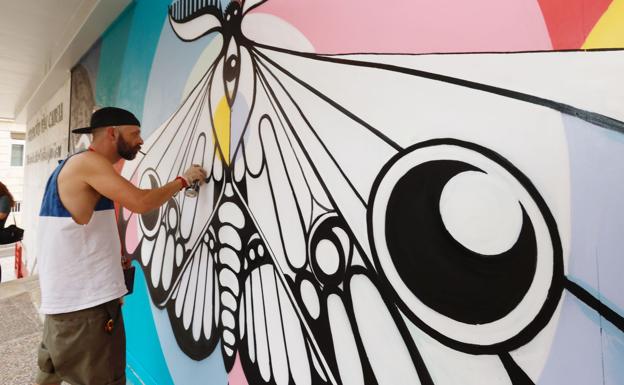 elDimitry remata el mural en la Fundación Caneja.