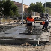 Operarios trabajan este jueves en el acerado de la urbanización del polígono de Los Hitales, en Bernuy de Porreros.