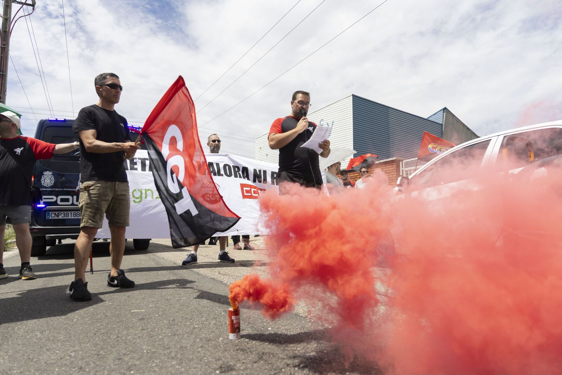 Trabajadores de Saeta Die Casting en la manifestación de esta mañana.
