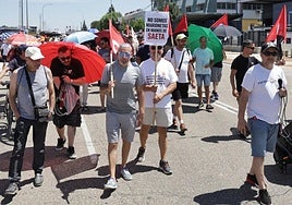Salida de la manifestación de los trabajadores de Saeta Die Casting desde la calle Aluminio del polígono de San Cristóbal este jueves.