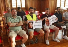 Algunos policías locales en la protesta sostienen carteles con las fotos de la alcaldesa y el concejal del área, Antonio Casas.