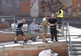 Remate de las obras de la plaza del Seminario, en la que se aprecia la nueva rampa.