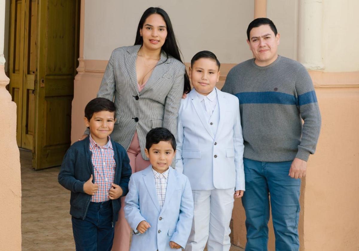 Yeison y Alejandra, junto a sus tres hijos, en una foto cedida por la familia.