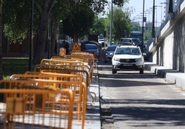 La calle Santa Fe, reabierta al tráfico pero aún con las vallas en las plazas de aparcamiento, este jueves.