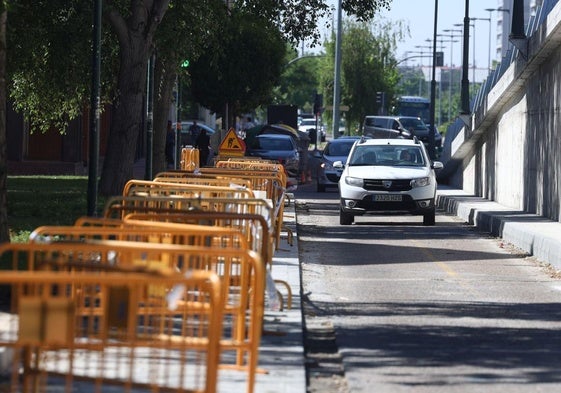 La calle Santa Fe, reabierta al tráfico pero aún con las vallas en las plazas de aparcamiento, este jueves.