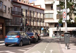 Vehículos en Santa Cruz junto a la señal indicativa del acceso a la zona de bajas emisiones.