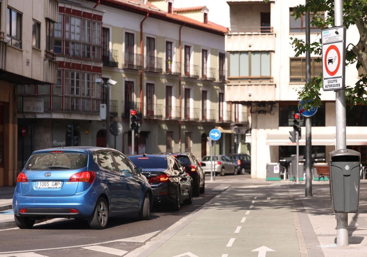 Vehículos en Santa Cruz junto a la señal indicativa del acceso a la zona de bajas emisiones.