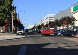 Varios vehículos circulan por la calle Jorge Manrique, en el barrio de Nueva Segovia.