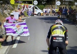 Un aficionado ondea la bandera del Real Valladolid en el Tour de Francia.