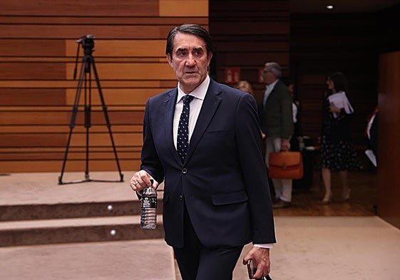 El consejero Suárez-Quiñones, en una sesión de las Cortes.