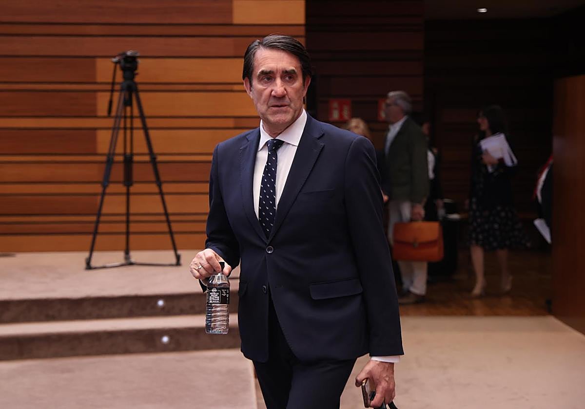 El consejero Suárez-Quiñones, en una sesión de las Cortes.