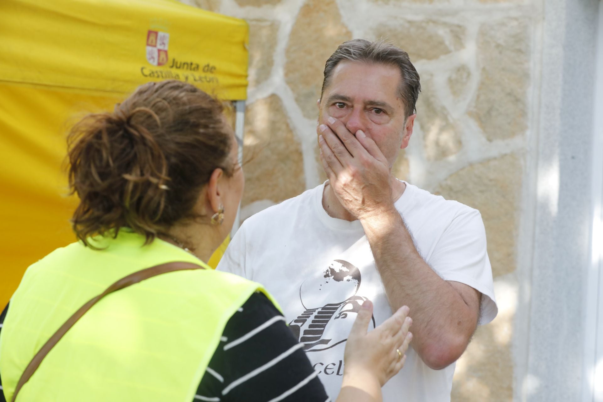 El alcalde de Navaluenga, tras atender a los medios de comunicación.