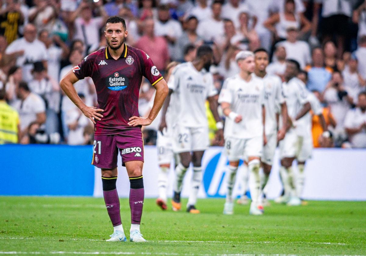 Amallah, cabizbajo tras un gol encajado por el Pucela en el Santiago Bernabéu.