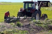 Un agricultor segoviano echa un vistazo a la maquinaria agrícola.